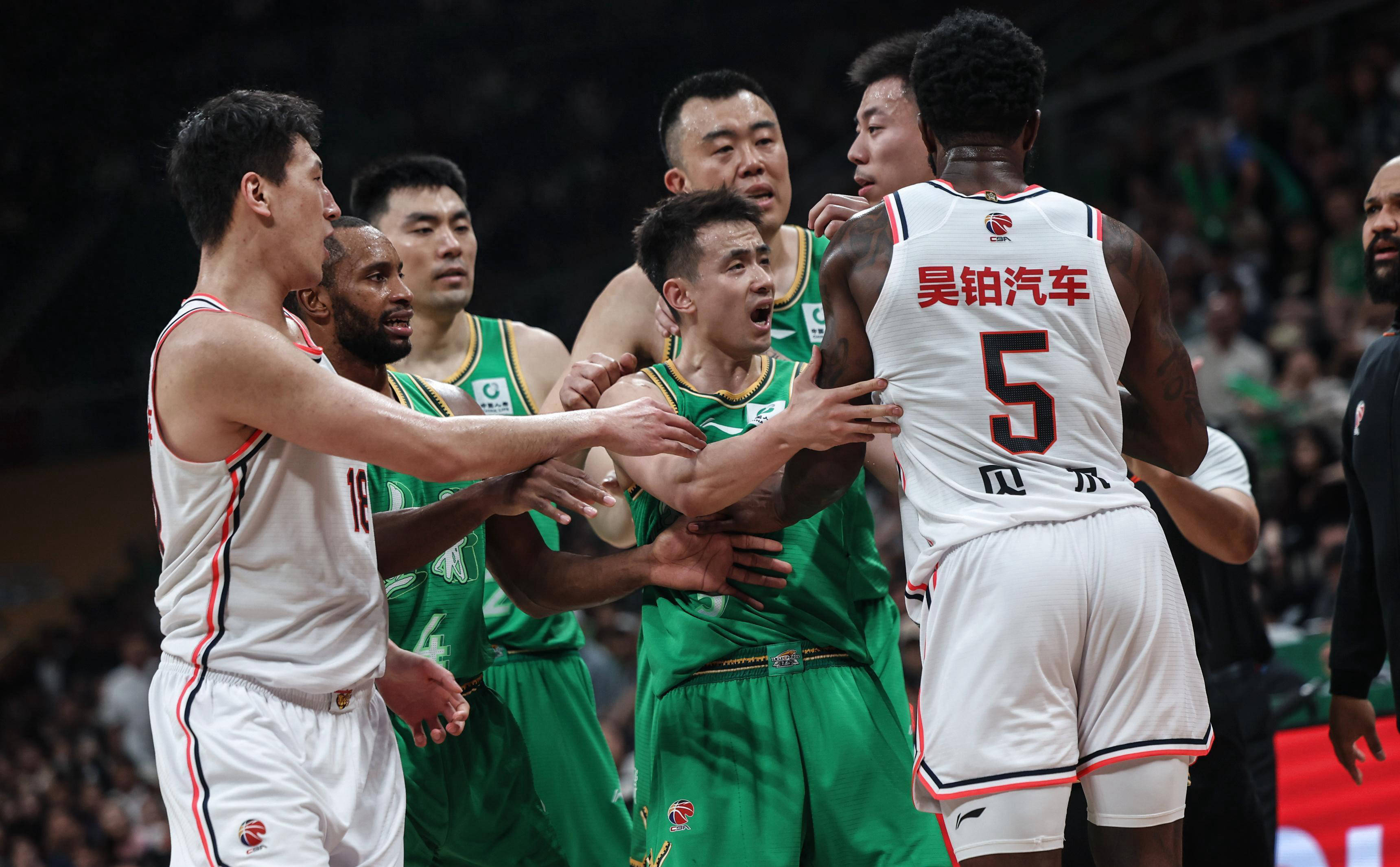 广东宏远大胜辽宁男篮，实力强悍